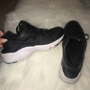 NIKE HUARACHES